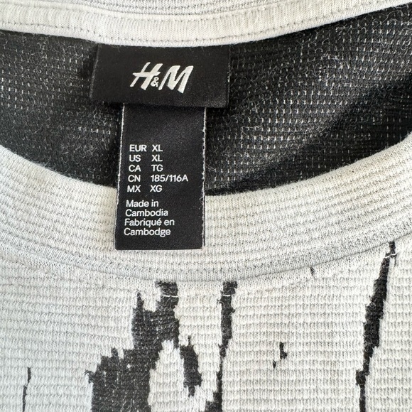 H&M Black and White Crewneck Sweater with Abstract Pattern - Picture 6 of 10